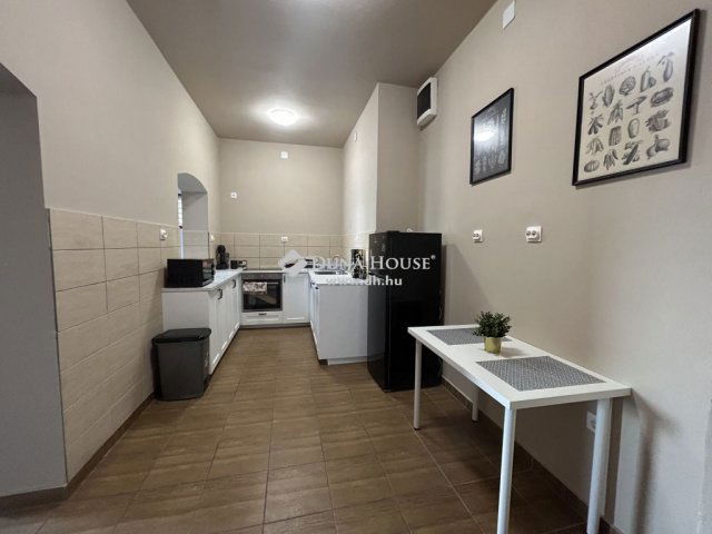 Eladó családi ház, Kecskeméten 300 M Ft, 19 szobás