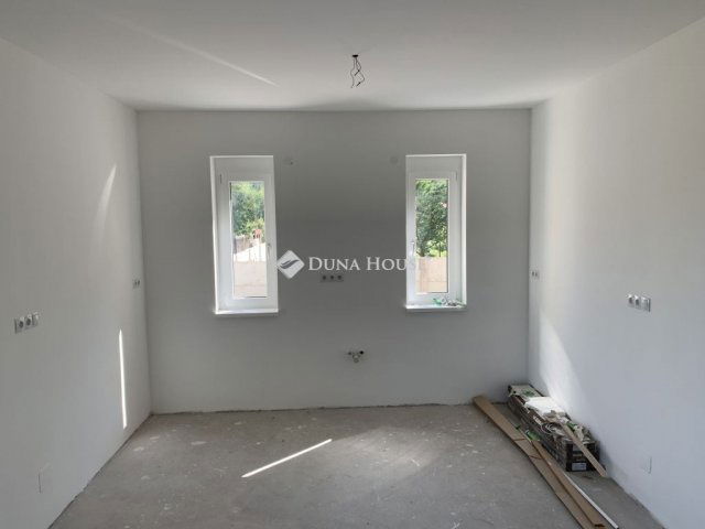 Eladó ikerház, Százhalombattán 135 M Ft, 5 szobás