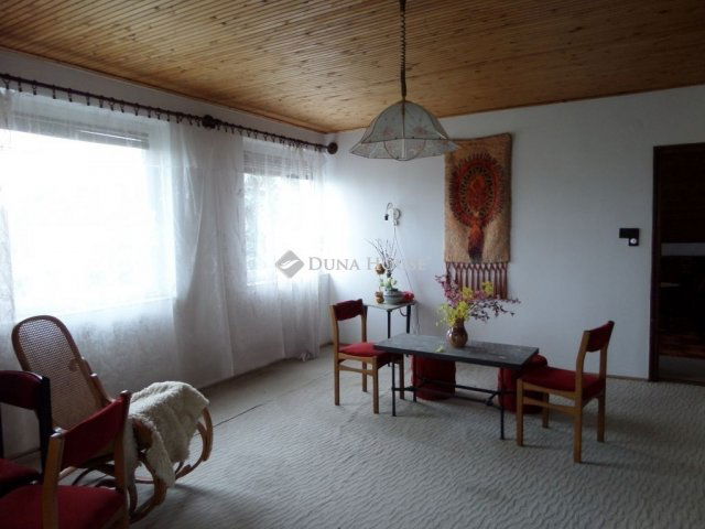 Eladó családi ház, Komlón 80 M Ft, 6 szobás