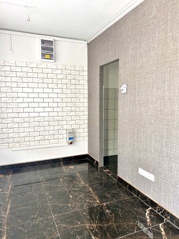 Kiadó üzlethelyiség, Komáromban, Mártírok útján