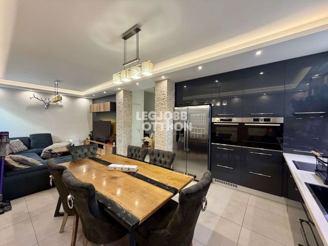 Eladó téglalakás, Cegléden 82 M Ft, 1+2 szobás