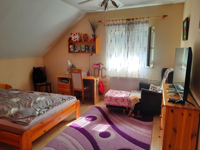 Eladó családi ház, Hosszúhetényen 93.9 M Ft, 8 szobás