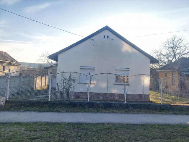 Eladó családi ház, Sárisápon 29.9 M Ft, 2+2 szobás