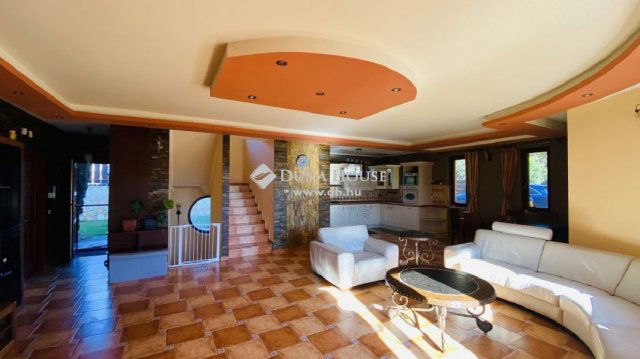 Eladó családi ház, Szentendrén 239.4 M Ft, 6 szobás