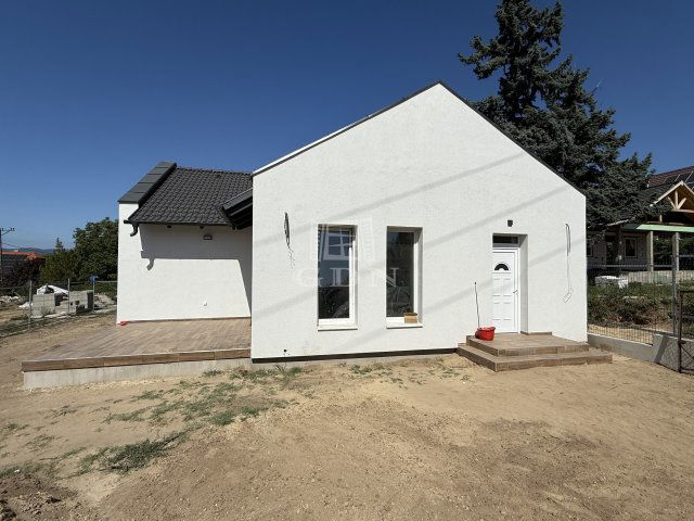 Eladó ikerház, Csörögön 70 M Ft, 4 szobás