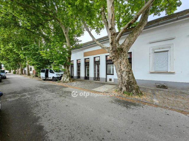 Eladó üzlethelyiség, Kisújszálláson 21 M Ft