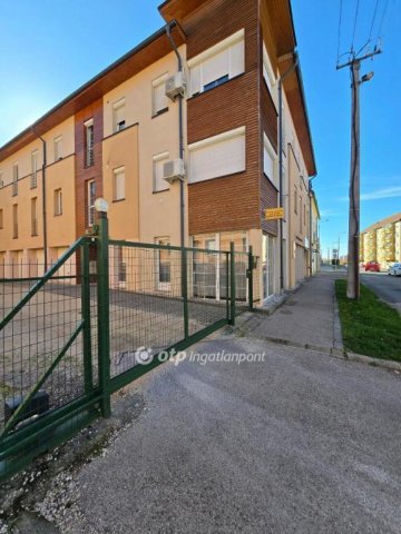 Eladó iroda, Pápán 13.5 M Ft, 1 szobás / költözzbe.hu