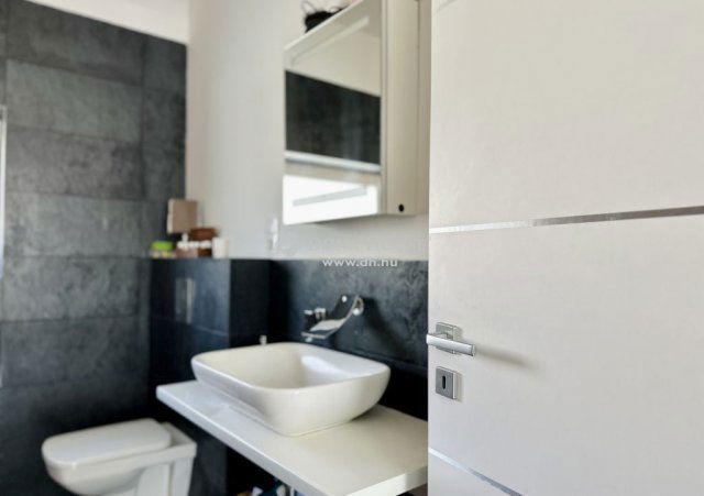 Eladó családi ház, Pécsett 349 M Ft, 5 szobás