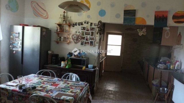 Eladó családi ház, Pécsett 50 M Ft, 5 szobás