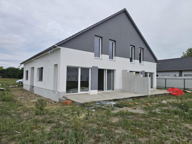 Eladó ikerház, Baján 89.99 M Ft, 5 szobás / költözzbe.hu