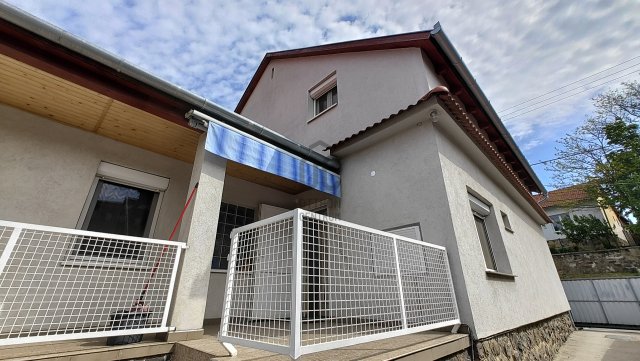 Eladó családi ház, Hosszúhetényen 93.9 M Ft, 8 szobás