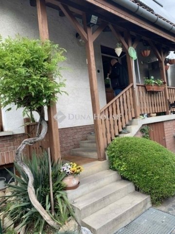 Eladó családi ház, Vecsésen 149.9 M Ft, 5 szobás