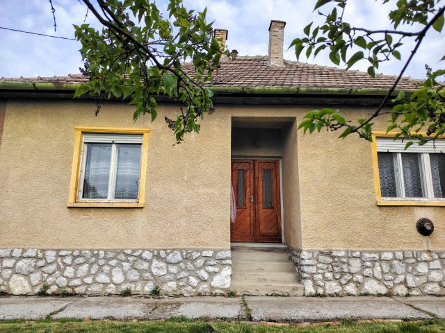 Eladó családi ház, Kerecsenden 24 M Ft, 3 szobás