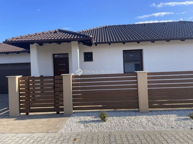 Eladó családi ház, Kecskeméten 128 M Ft, 5 szobás