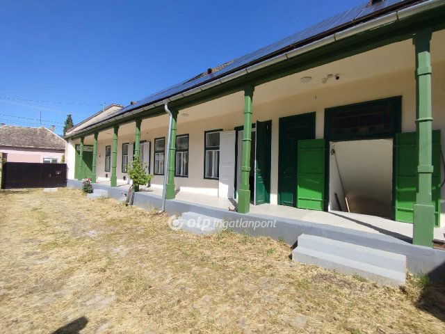 Eladó családi ház, Bátaszéken 53.9 M Ft, 5 szobás