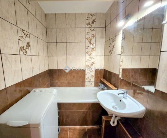 Eladó panellakás, Pécsett 47.9 M Ft, 3 szobás