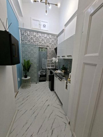 Eladó téglalakás, Budapesten, VI. kerületben 51.8 M Ft, 1 szobás