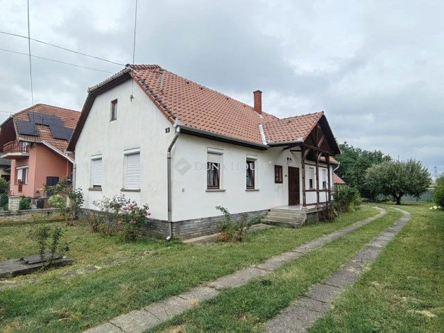 Eladó családi ház, Bonyhádon 39.99 M Ft, 4 szobás