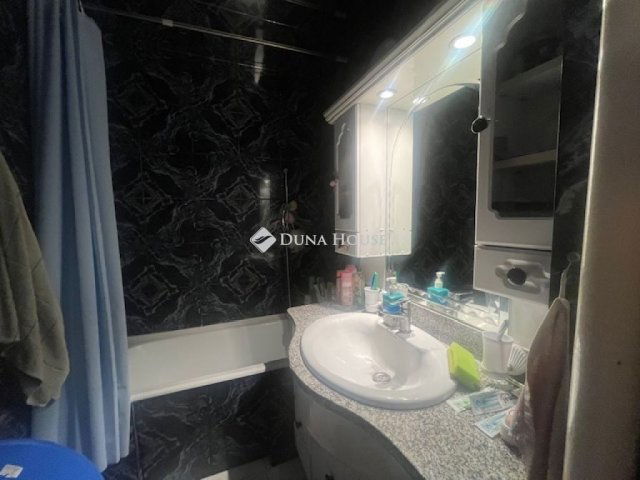 Eladó panellakás, Pécsett 40.9 M Ft, 2 szobás