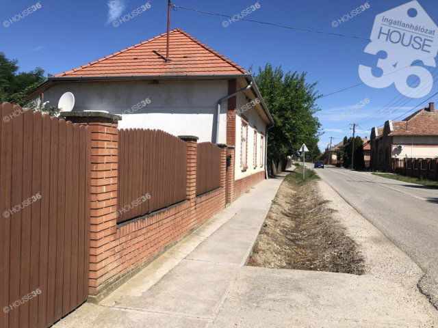 Eladó családi ház, Tiszasason 16 M Ft, 5 szobás