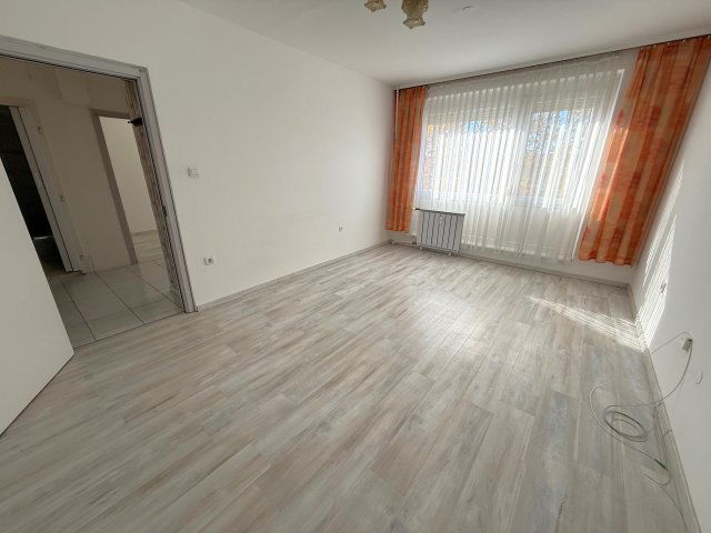 Eladó panellakás, Komlón 23.9 M Ft, 1+1 szobás