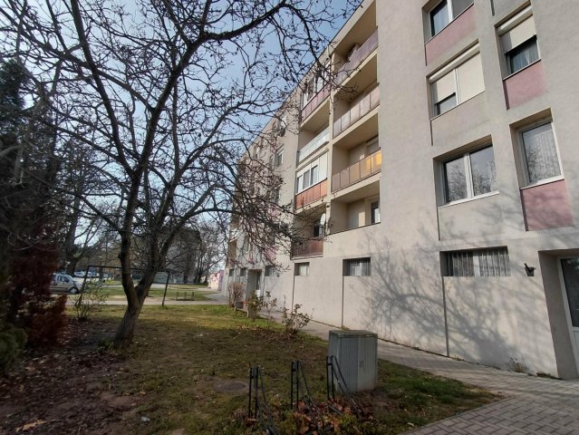 Eladó téglalakás, Komáromban 47.5 M Ft, 2 szobás