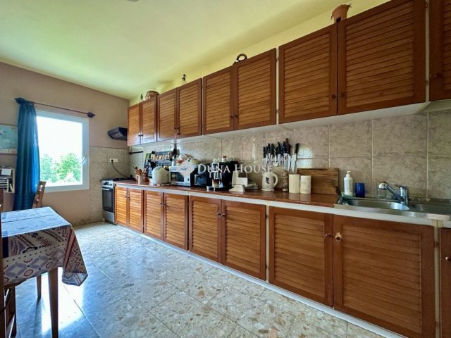 Eladó családi ház, Abaligeten 135 M Ft, 9 szobás