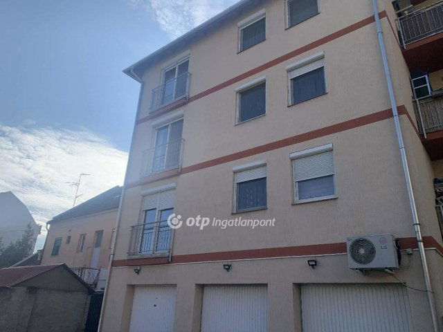 Eladó téglalakás, Szegeden 75 M Ft, 2 szobás