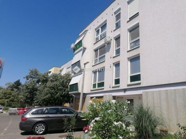 Eladó panellakás, Pécsett 73.9 M Ft, 3 szobás