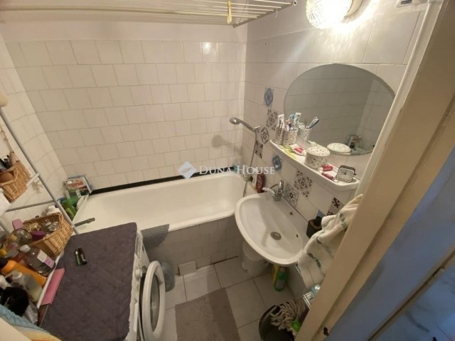 Eladó panellakás, Kecskeméten 47.8 M Ft, 3 szobás