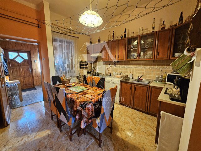 Eladó téglalakás, Szolnokon 28 M Ft, 4 szobás