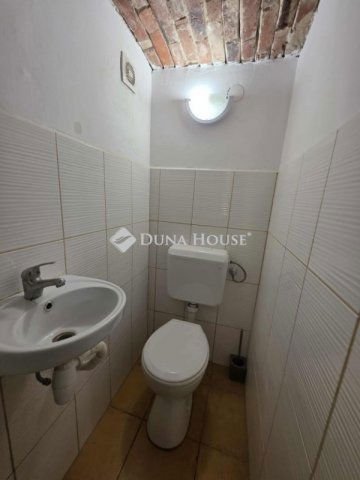 Eladó téglalakás, Pécsett 39.99 M Ft, 4 szobás