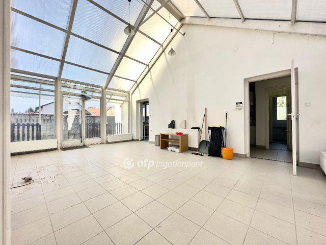 Eladó családi ház, Diósdon 240 M Ft, 10 szobás