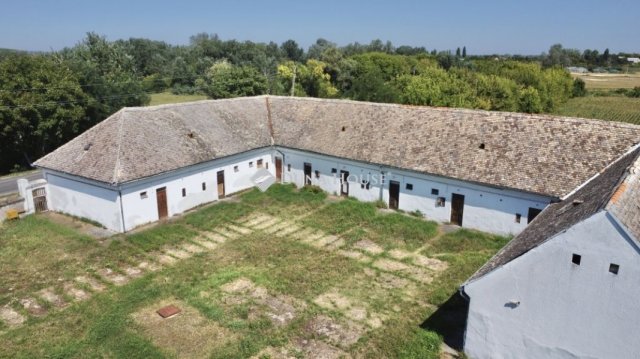 Eladó sorház, Szekszárdon 95 M Ft, 12 szobás