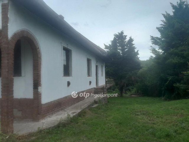 Eladó családi ház, Tinnyén 39.9 M Ft, 6 szobás