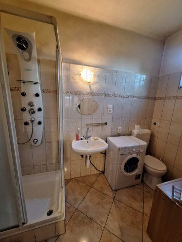 Eladó családi ház, Kaposváron 24 M Ft, 7+1 szobás