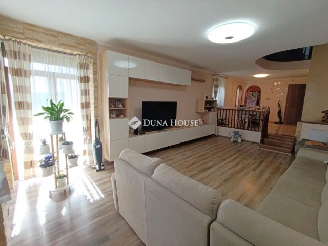 Eladó családi ház, Pécsett 89 M Ft, 5 szobás