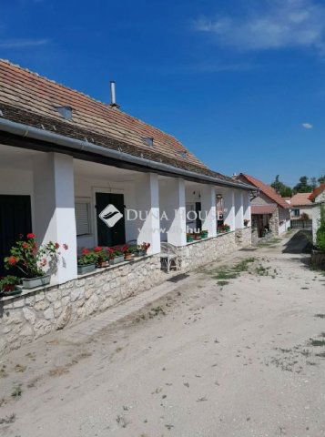 Eladó családi ház, Dunaalmáson 69.99 M Ft, 4 szobás