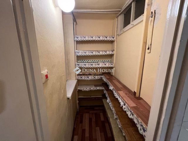 Eladó téglalakás, Komlón 18.5 M Ft, 2 szobás