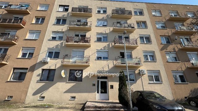 Eladó panellakás, Pápán 24.9 M Ft, 1 szobás