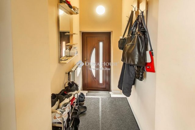 Eladó családi ház, Tatabányán 85.9 M Ft, 5 szobás
