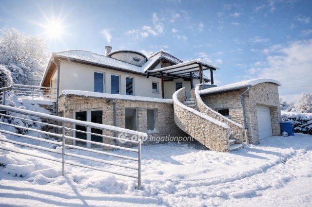 Eladó családi ház, Pécsett 379 M Ft, 5+1 szobás