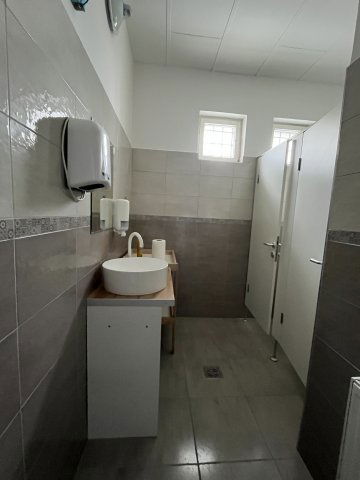 Kiadó iroda, Győrött, Győri úton 145 E Ft / hó