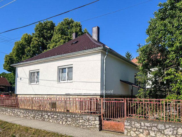 Eladó családi ház, Bakonyszentkirályon 54.9 M Ft, 3 szobás