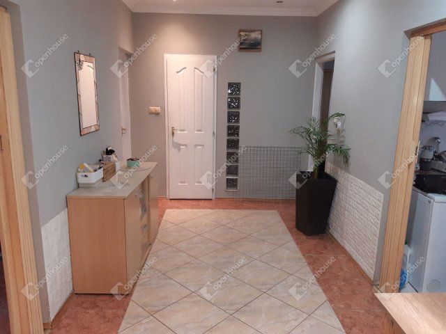 Eladó családi ház, Szolnokon 49.99 M Ft, 4 szobás
