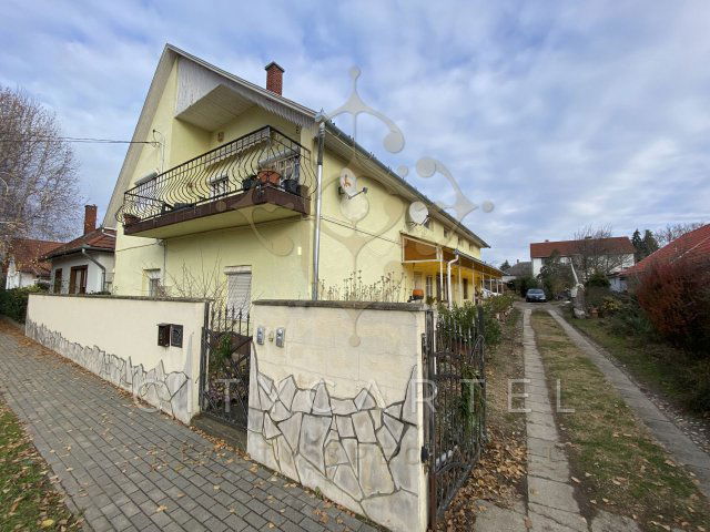 Eladó családi ház, Balatonbogláron 129.99 M Ft, 11 szobás