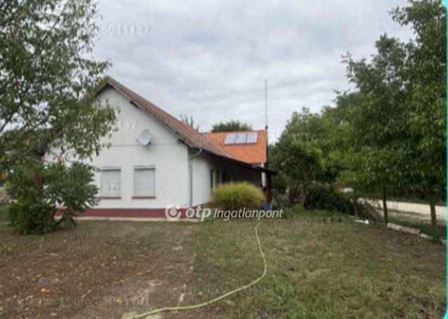 Eladó nyaraló, Cserkeszőlőn 53 M Ft, 3 szobás