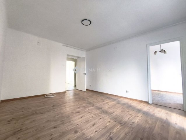 Eladó téglalakás, Dombóváron 29.5 M Ft, 3 szobás