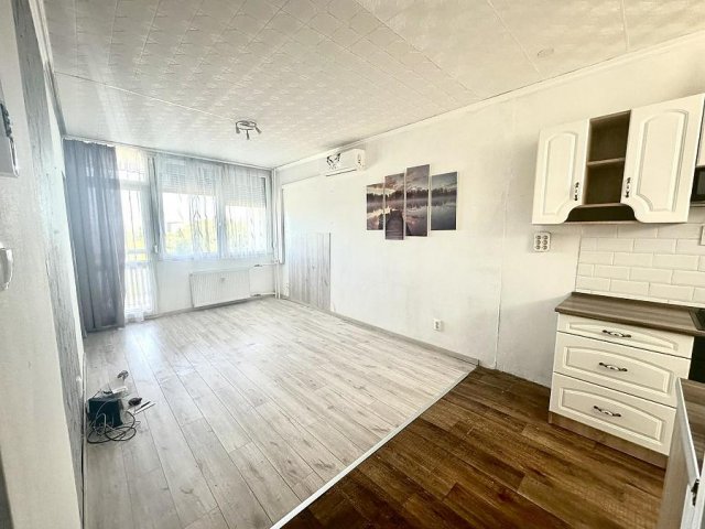 Eladó panellakás, Vácon 53 M Ft, 1+2 szobás
