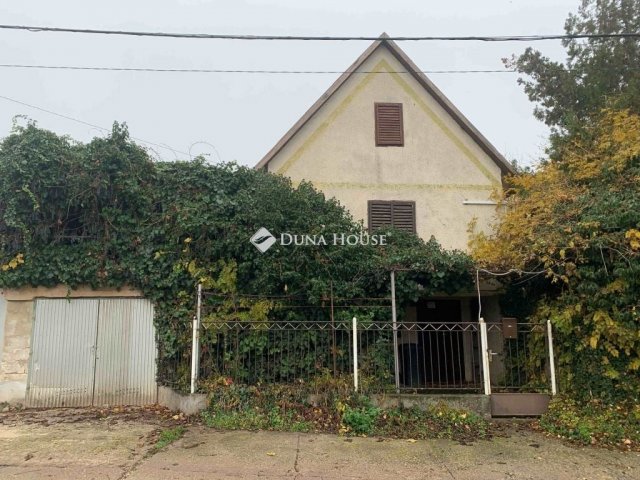 Eladó nyaraló, Adonyban 31.5 M Ft, 3 szobás